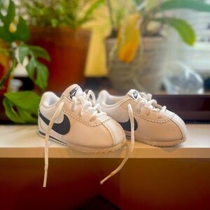 Rare Nike Cortez toddler lace up sneakers - size 6C